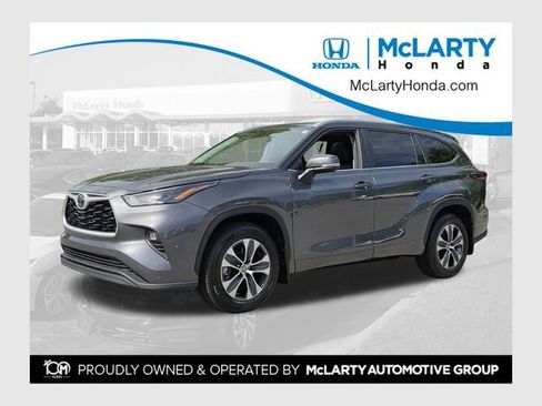 Used 2025 Toyota Highlander XLE AWD/4WD image 1