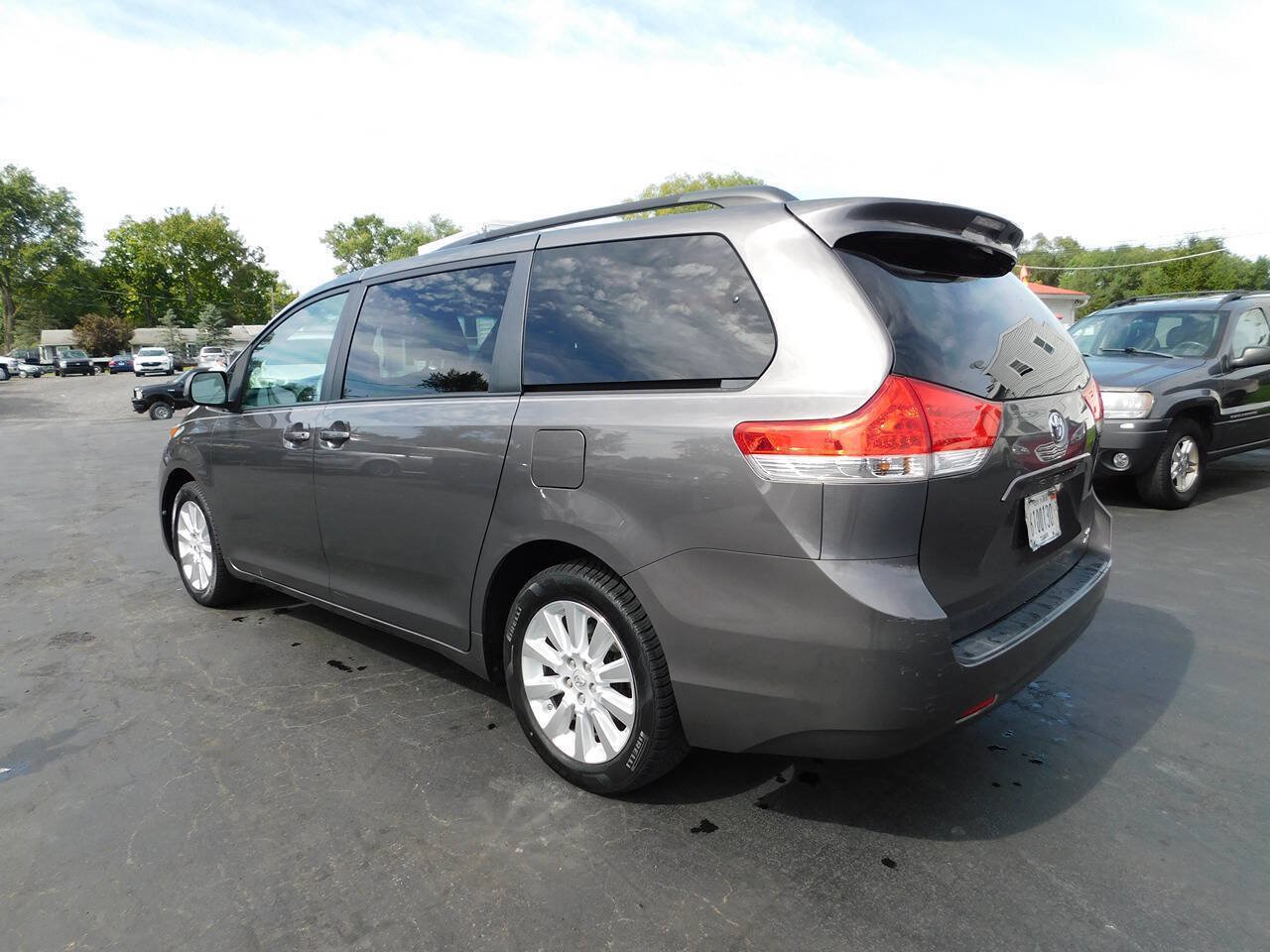 Used 2012 Toyota Sienna LE w/ Towing Pkg AWD/4WD image 8
