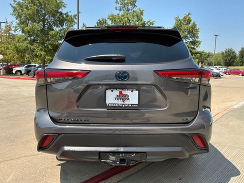 Used 2022 Toyota Highlander LE AWD/4WD image 7