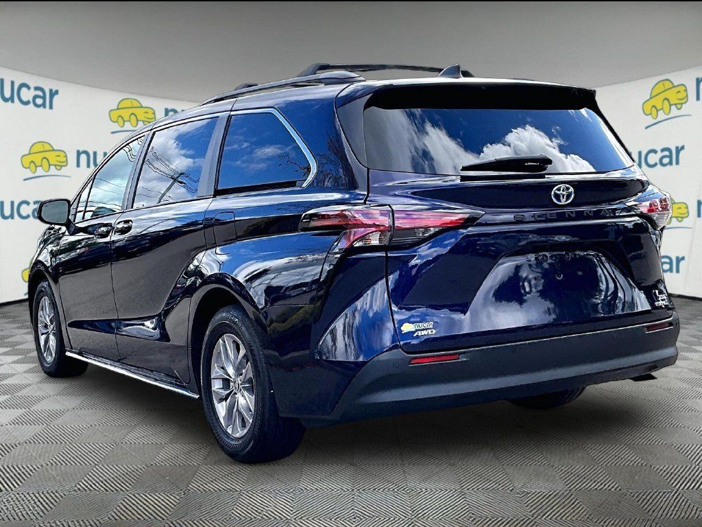 Used 2022 Toyota Sienna XLE w/ XLE Plus Package AWD/4WD image 4