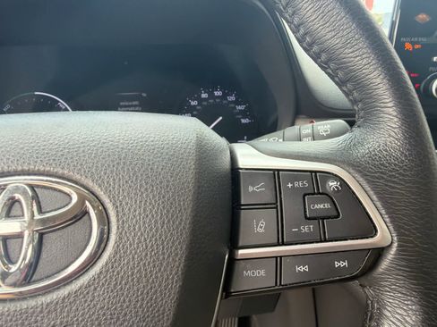 Used 2024 Toyota Sienna XLE FWD image 35