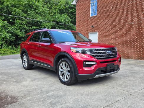 Used 2020 Ford Explorer XLT w/ Equipment Group 202A AWD/4WD image 3