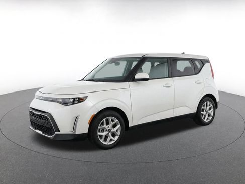 Used 2025 Kia Soul LX w/ LX Technology Package FWD image 3