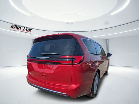 New 2026 Chrysler Pacifica Select image 3