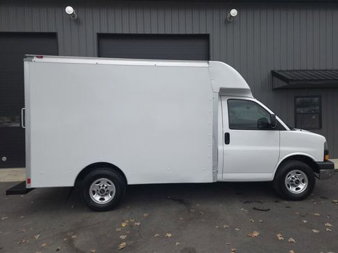 Used 2017 GMC Savana 3500 image 4