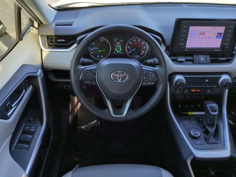 Used 2022 Toyota RAV4 XLE Premium image 16