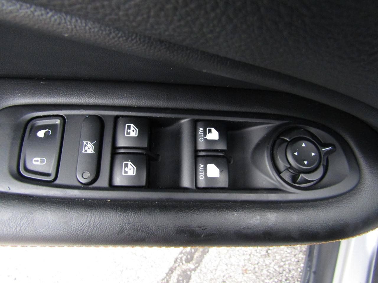 Used 2018 Jeep Compass Latitude w/ Popular Equipment Group FWD image 11