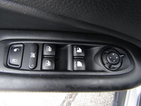 Used 2018 Jeep Compass Latitude w/ Popular Equipment Group FWD image 11