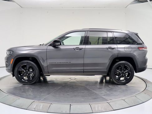 Used 2022 Jeep Grand Cherokee Altitude image 2