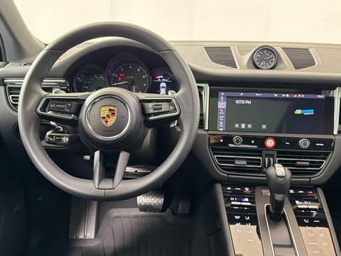 Used 2025 Porsche Macan image 30