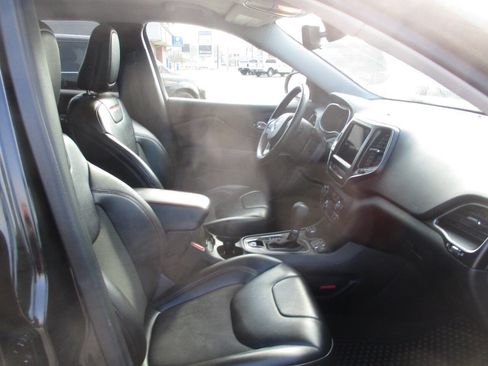 Used 2019 Jeep Cherokee Trailhawk w/ Cold Weather Group image 21