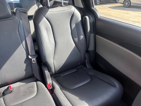 Used 2026 Kia Carnival FWD image 38