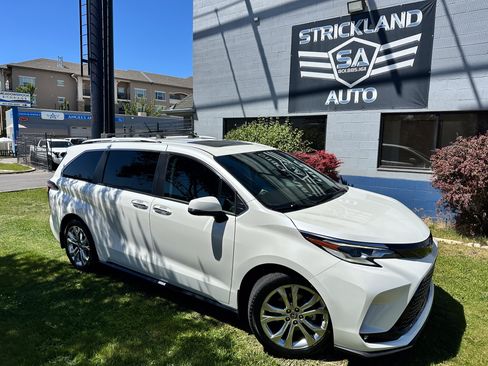 Used 2021 Toyota Sienna Platinum FWD image 2