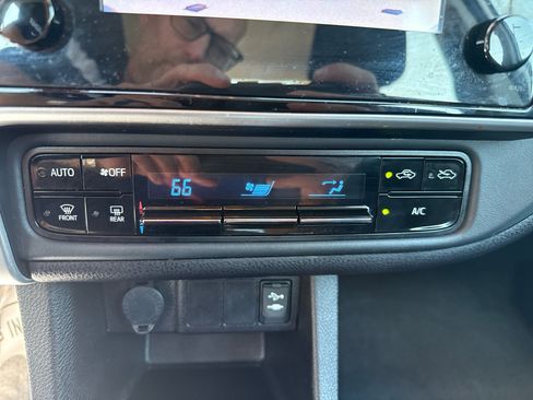 Used 2017 Toyota Corolla LE image 19