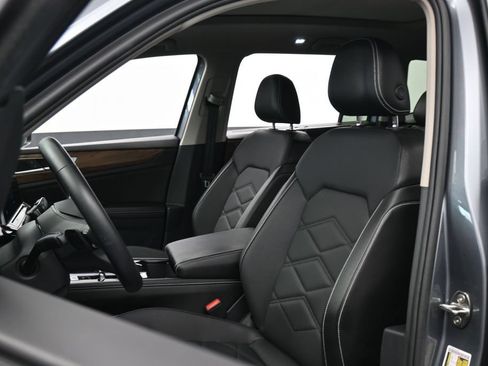 Used 2024 Volkswagen Atlas SE w/ Panoramic Sunroof Package FWD image 10