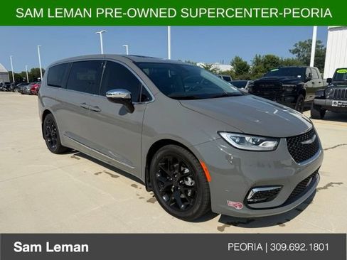 Used 2023 Chrysler Pacifica Limited w/ Uconnect Theater Family Group FWD image 1