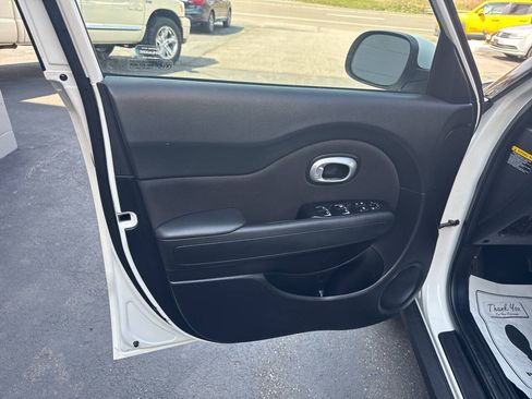 Used 2018 Kia Soul FWD image 14