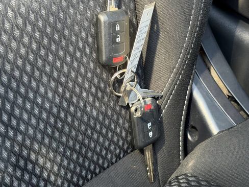 Used 2020 Mitsubishi Outlander ES image 17