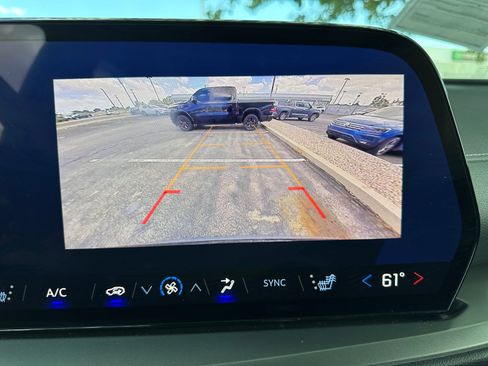 Used 2025 Chevrolet Traverse LT FWD image 19