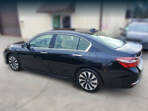 Used 2017 Honda Accord Touring image 9