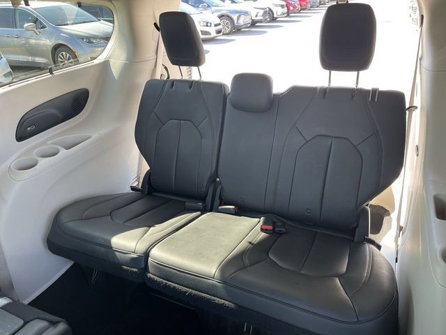 Used 2017 Chrysler Pacifica Touring-L Plus w/ Advanced Safetytec Group FWD image 23