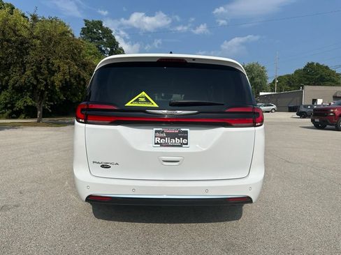 Used 2023 Chrysler Pacifica Touring-L FWD image 9