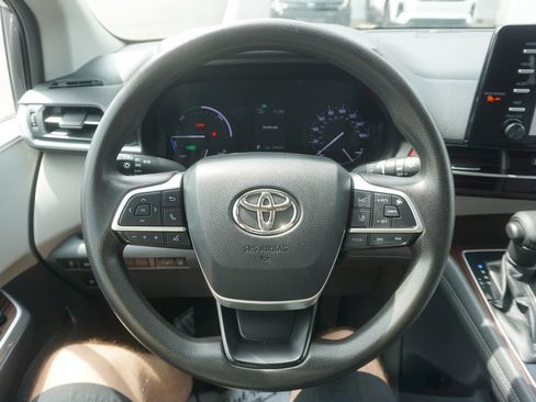 Certified 2021 Toyota Sienna LE FWD image 3