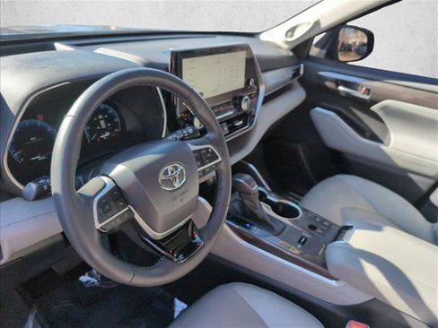 Used 2023 Toyota Highlander Platinum image 9
