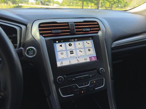 Used 2017 Ford Fusion SE w/ Fusion SE Technology Package FWD image 9