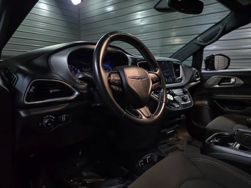 Used 2020 Chrysler Pacifica Touring w/ S Appearance Package image 10