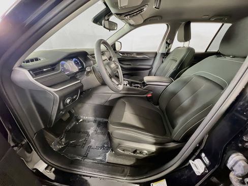 Used 2023 Jeep Grand Cherokee Laredo AWD/4WD image 19
