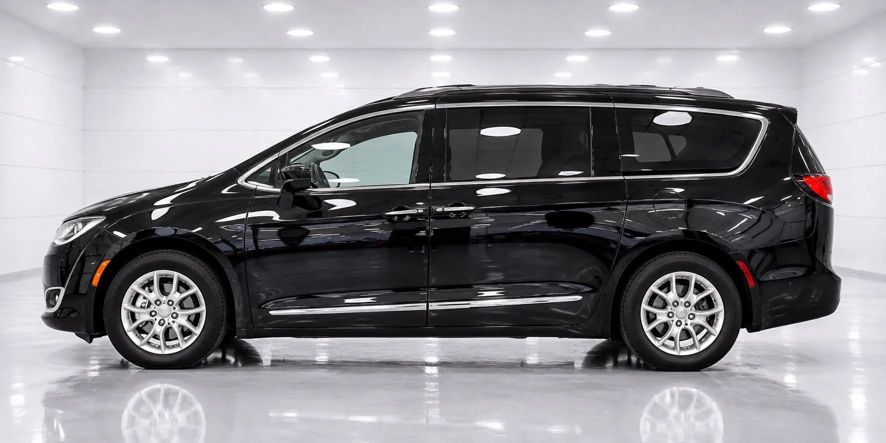 Used 2020 Chrysler Pacifica Touring-L FWD image 2