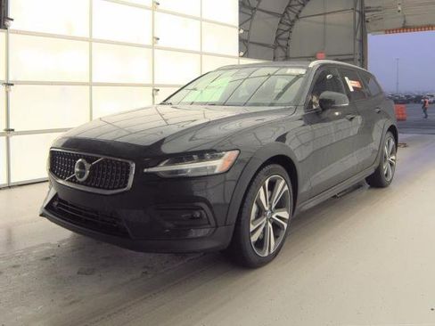 Certified 2025 Volvo V60 B5 Cross Country Plus image 2