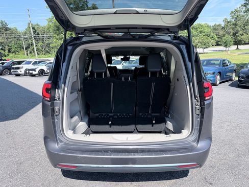 Used 2022 Chrysler Pacifica Touring-L FWD image 9