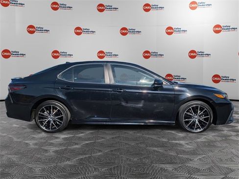 Used 2022 Toyota Camry SE w/ Cold Weather Package image 4