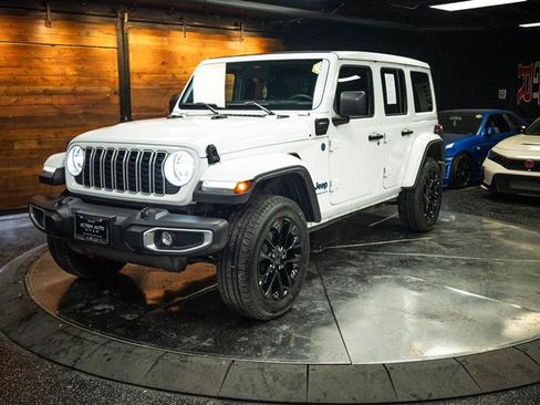 Used 2025 Jeep Wrangler Unlimited Sahara w/ Safety Group AWD/4WD image 2