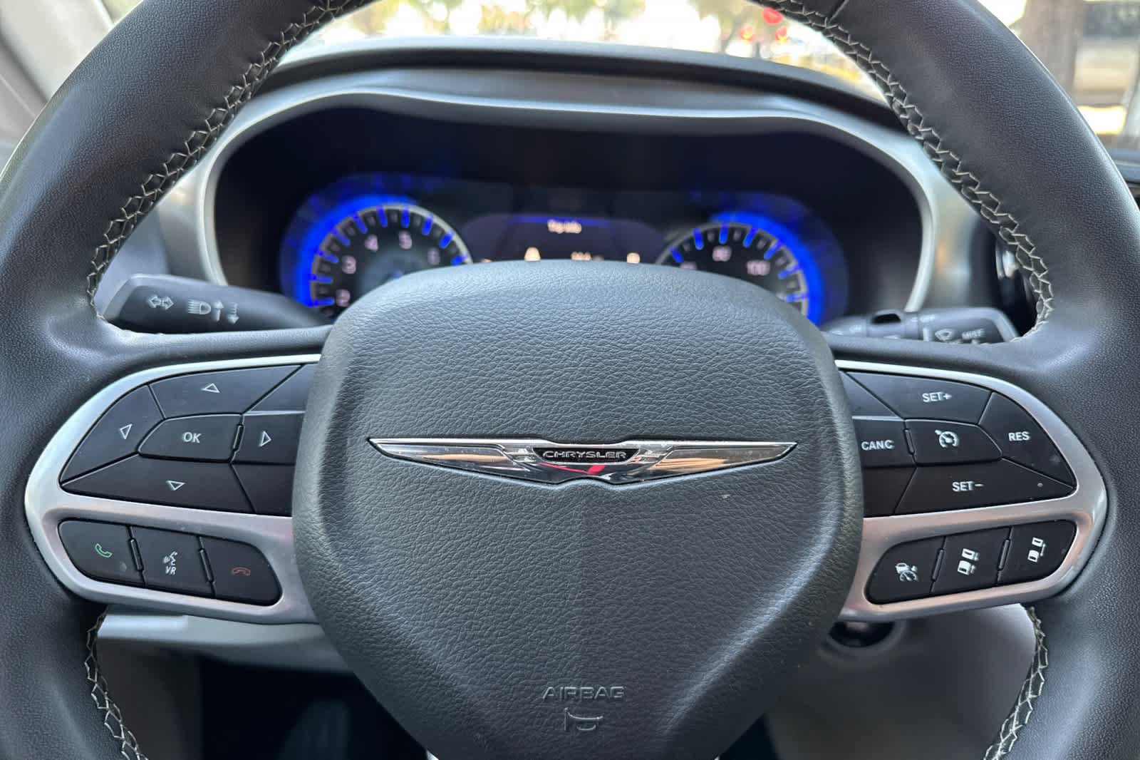 Used 2023 Chrysler Pacifica Touring-L FWD image 24