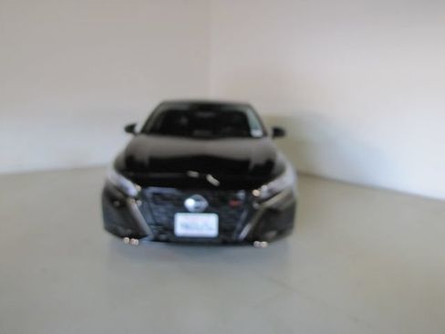 Used 2023 Nissan Altima 2.5 SR FWD image 2