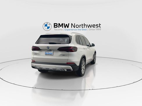 Used 2025 BMW X5 xDrive40i w/ Parking Assistance Package AWD/4WD image 3