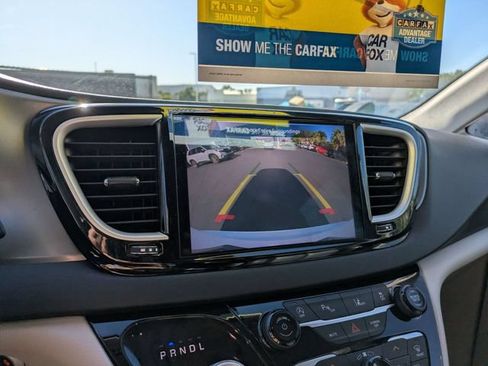 Used 2023 Chrysler Pacifica Touring-L FWD image 23