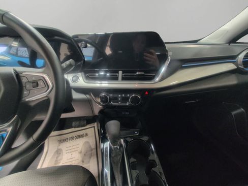 Used 2025 Chevrolet Trax LT w/ LT Convenience Package image 11