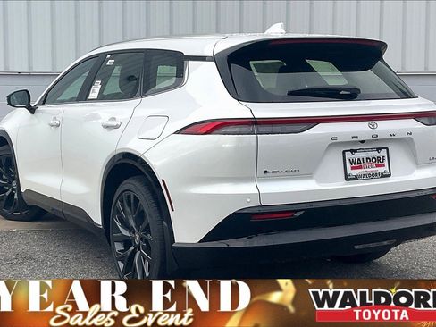 New 2025 Toyota Crown Signia image 3