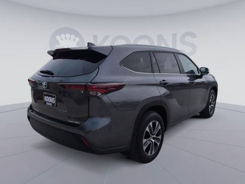 Used 2024 Toyota Highlander LE image 7