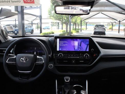 Certified 2026 Toyota Highlander Platinum AWD/4WD image 27