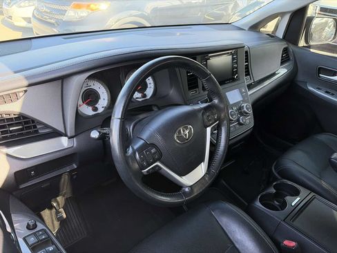 Used 2019 Toyota Sienna SE w/ Carpet Mat Package FWD image 2
