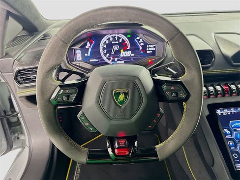 Used 2020 Lamborghini Huracan EVO image 11