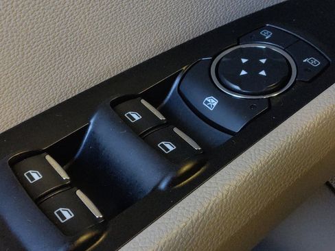 Used 2018 Ford Fusion SE w/ Fusion SE Technology Package FWD image 27