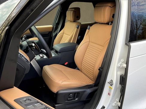 Used 2024 Land Rover Discovery Metropolitan Edition image 21