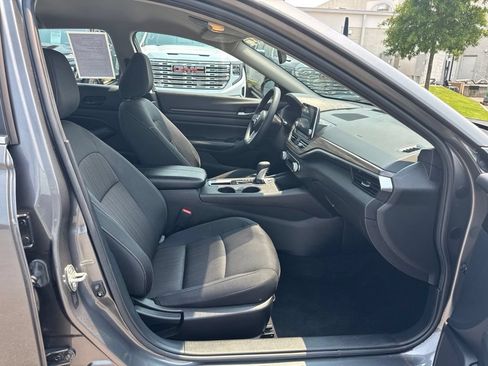 Used 2025 Nissan Altima 2.5 SV FWD image 14