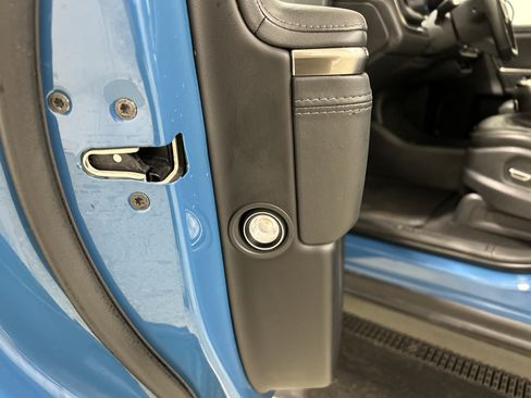 Used 2025 Rivian R1S Adventure AWD/4WD image 31